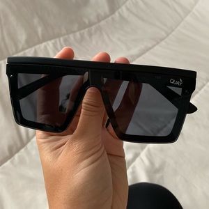 QUAY Australia Hindsight sunnies